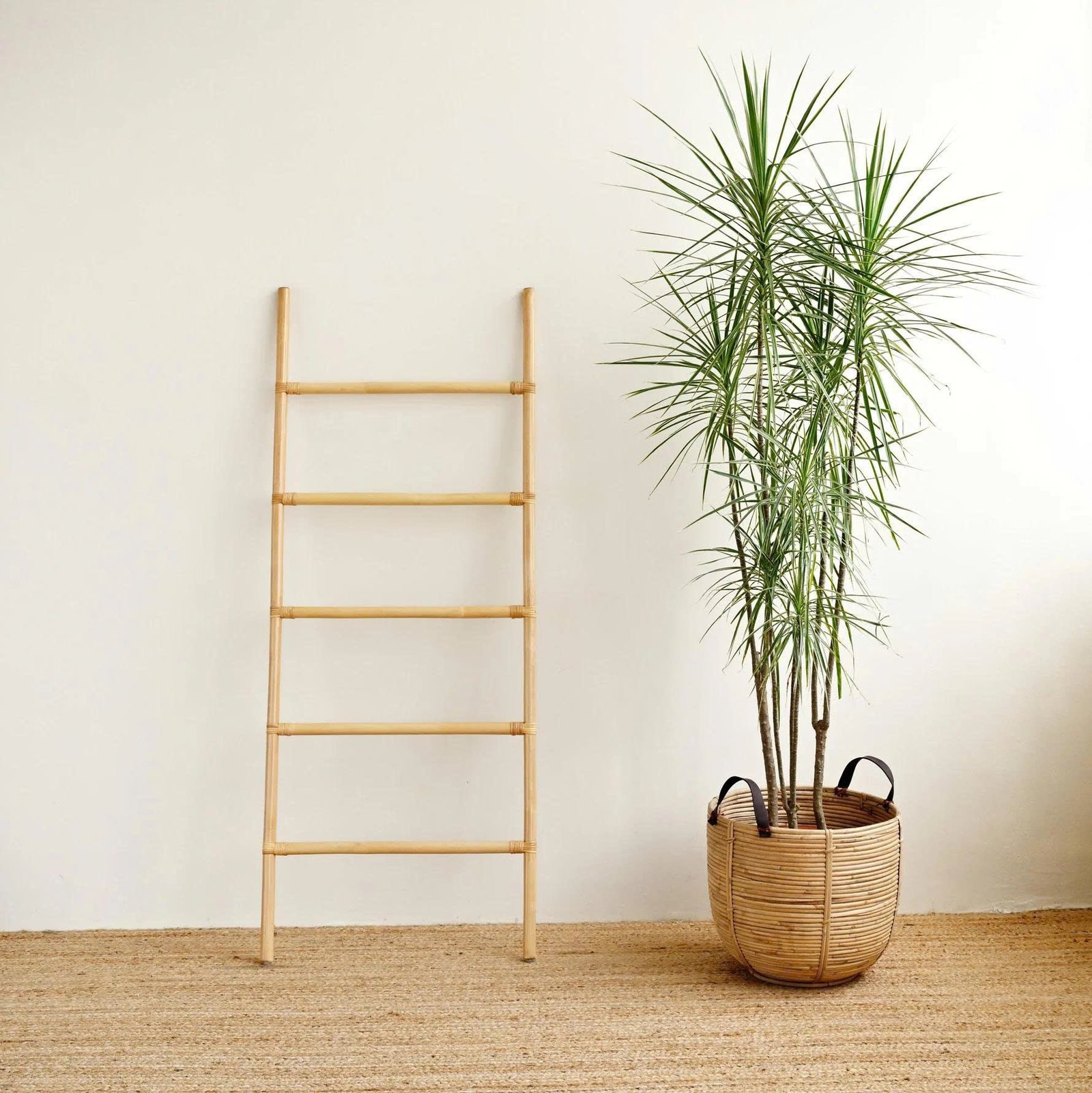 Eco-friendly 5-step Bamboo single Towel rack Ladder Stools Modern New Design Apartment Use Lightweight Bamboo Foldable Ladder