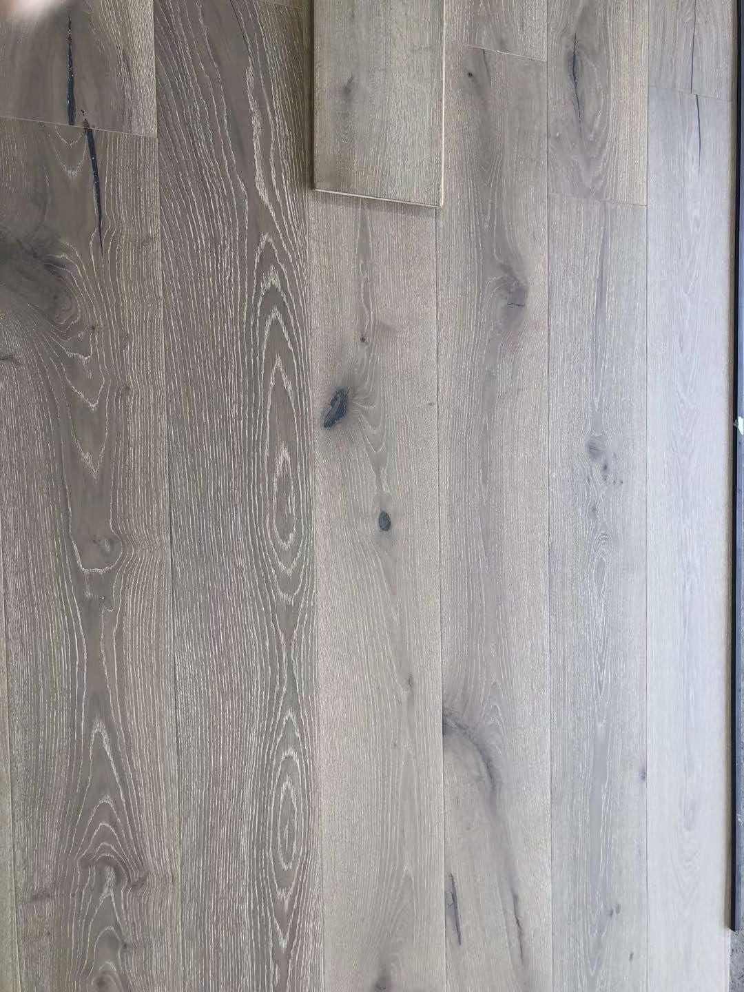High Quality Brushed Oak Plank Multilayer Waterproof Modern Engineered Hardwood Flooring for Living Room & Basement Use