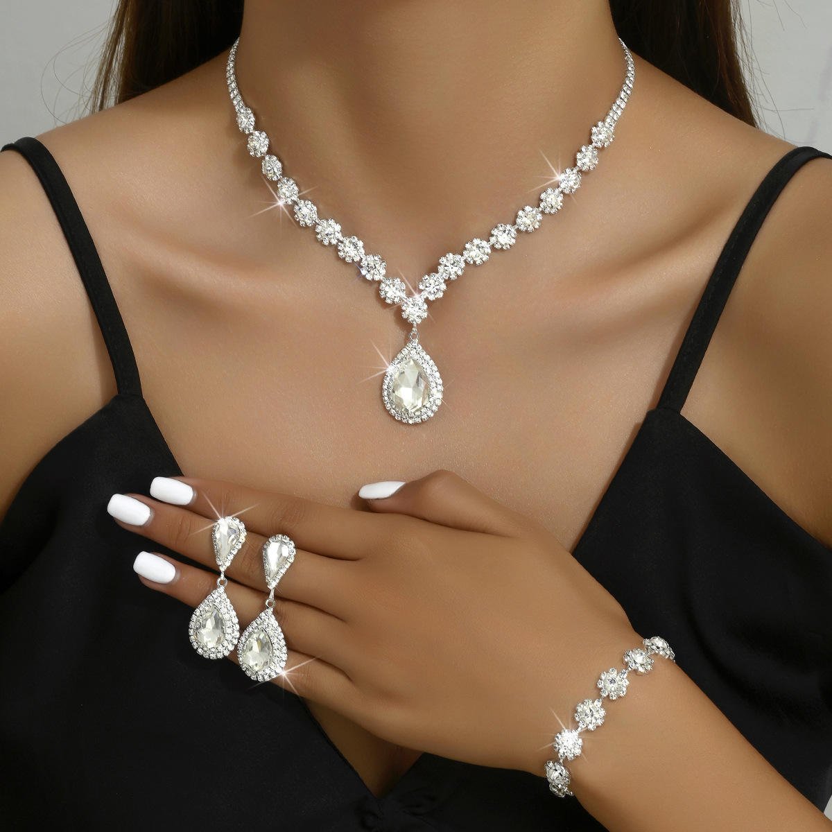 Sparkling Copper Alloy Rhinestone Jewelry Sets Custom Luxury Drop-shaped Pendant Necklace Diamond Flower Necklaces for Women Set